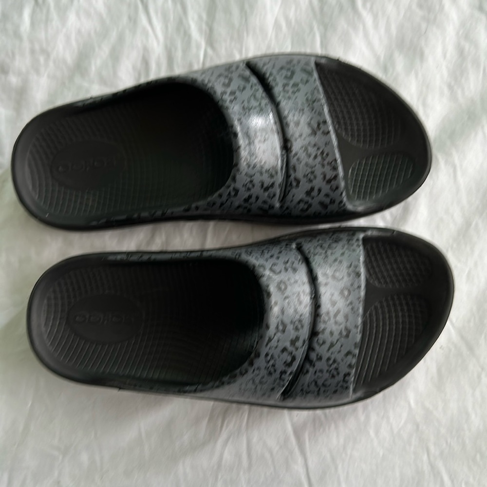 Oofos Women’s Ooahh Recovery Sport Slide. Black Leopard Size W7